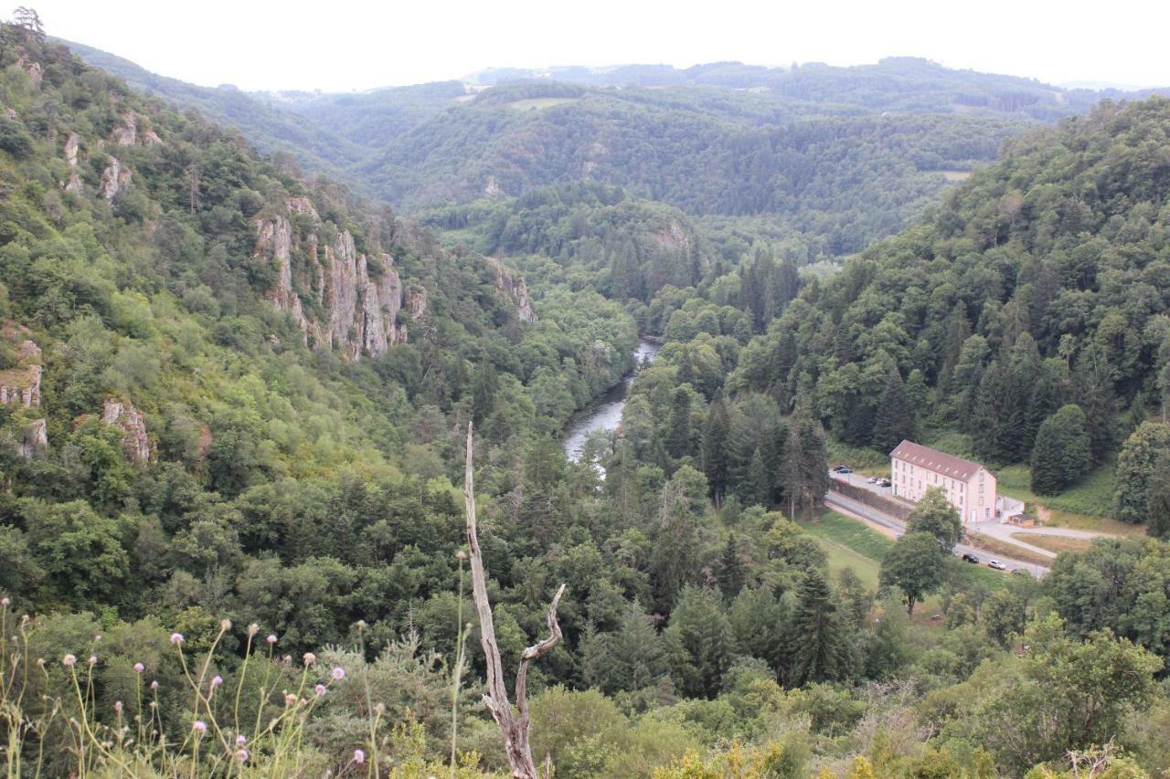 Maison Le Barrage Saint-Gervais-dʼAuvergne Exteriér fotografie